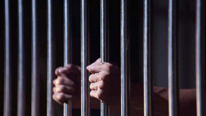 Un barbat - condamnat la 5 ani de inchisoare, dupa ce a batut mai multe persoane si le-a cerut bani. Precizarile Procuraturii Generale