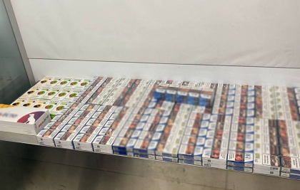 Israelian de 18 ani, depistat pe Aeroportul Chisinau cu bagajul plin cu tigari si medicamente pentru caini - FOTO