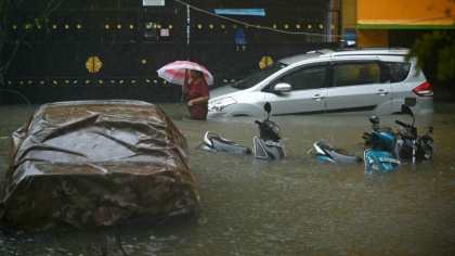 Inundatiile au facut prapad in India. Mai multe scoli au fost inchise, iar zborurile au fost anulate din cauza ciclonului Michaung - GALERIE FOTO