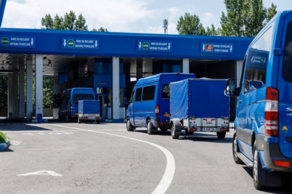 Ar fi cerut 25 de mii de lei de la o persoana pentru a mitui angajatii Serviciului Vamal. Un transportator de colete pe ruta Moscova-Chisinau, cercetat de CNA 