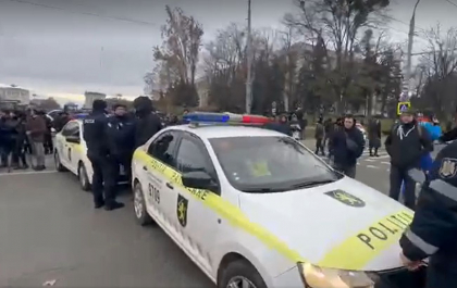 Fermierii au incercat sa inconjoare Guvernul cu tehnica agricola, insa nu au fost lasati de politisti. Slusari: „Cred ca ne luam paiele si ne ducem la domnul Recean pe jos” - VIDEO Fermierii au incercat sa inconjoare Guvernul cu tehnica agricola, insa nu au fost lasati de politisti. Slusari: „Cred ca ne luam paiele si ne ducem la domnul Recean pe jos” - VIDEO