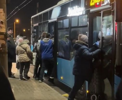 Imbulzeala intr-un autobuz din capitala. Martor: „Asa calatoresc cetatenii... Nici taxatorul nu a avut loc” - VIDEO Imbulzeala intr-un autobuz din capitala. Martor: „Asa calatoresc cetatenii... Nici taxatorul nu a avut loc” - VIDEO