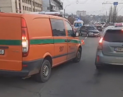 Trei copii - transportati la spital, dupa ce doua masini s-au lovit, in capitala. Imagini surprinse de martori - VIDEO