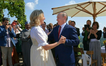„Mireasa” austriaca a lui Putin spune ca liderul rus e „cel mai inteligent gentleman” si il aseamana cu Blair si Cameron