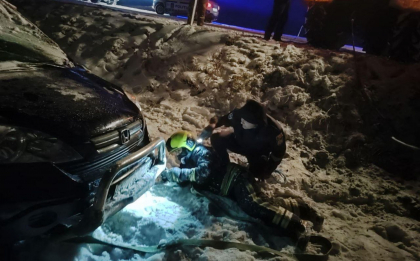 Ninsoarea le-a dat batai de cap soferilor. Salvatorii au intervenit la deblocarea si tractarea mai multor automobile - FOTO Ninsoarea le-a dat batai de cap soferilor. Salvatorii au intervenit la deblocarea si tractarea mai multor automobile - FOTO