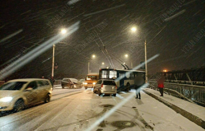 Accident la Tiraspol. O femeie a fost ranita, dupa ce trei masini si un troleibuz cu pasageri s-au ciocnit - FOTO Accident la Tiraspol. O femeie a fost ranita, dupa ce trei masini si un troleibuz cu pasageri s-au ciocnit - FOTO
