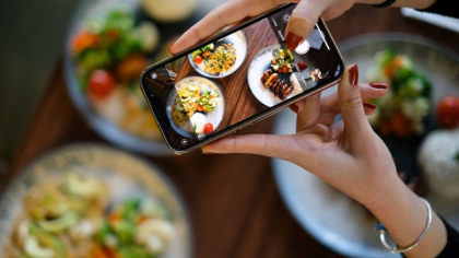 O femeie a postat fotografia cu mancarea de la restaurant si s-a trezit cu nota de plata de 60.000 dolari. Ce greseala a facut O femeie a postat fotografia cu mancarea de la restaurant si s-a trezit cu nota de plata de 60.000 dolari. Ce greseala a facut