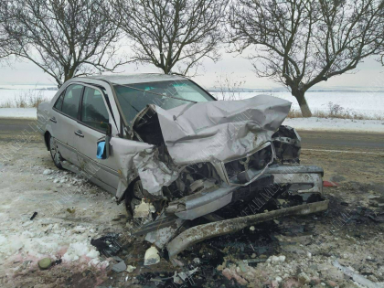 Accident cumplit la Ribnita. O masina a intrat pe contrasens si s-a izbit in alt automobil. Ambii soferi au ajuns la spital - FOTO