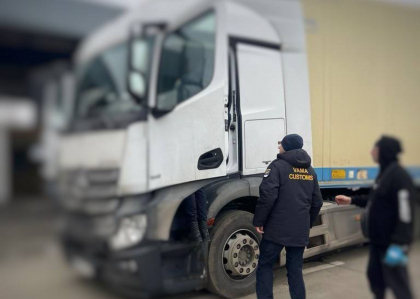 „Substanta vegetala de culoare verde, cu miros intepator”. Ce au gasit vamesii intr-un autocamion de pe ruta Ucraina-Polonia - FOTO