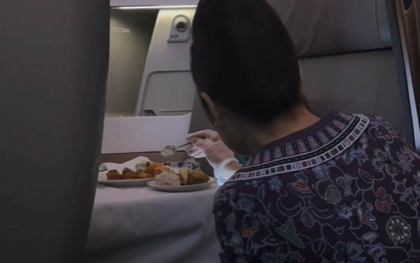 O stewardesa hraneste cu lingurita un pasager de la clasa business: „Ar trebui sa le fie rusine” - VIDEO