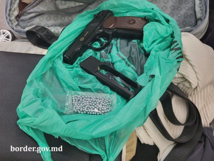 A incercat sa treaca frontiera cu un pistol si un pachet cu bile din metal. Un tanar din Israel - verificat pe Aeroportul International Chisinau - FOTO A incercat sa treaca frontiera cu un pistol si un pachet cu bile din metal. Un tanar din Israel - verificat pe Aeroportul International Chisinau - FOTO