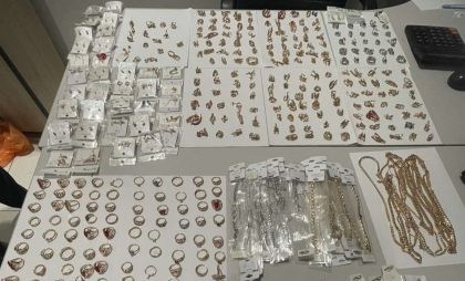 „Aur” pentru vamesii de la Aeroport. O rusoaica, prinsa cu valiza plina de cercei, inele si alte bijuterii - FOTO