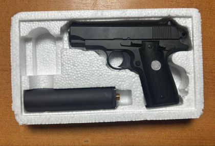 A vrut sa treaca neobservat. Un barbat din Israel, prins la intrarea in Moldova cu doua pistoale - FOTO A vrut sa treaca neobservat. Un barbat din Israel, prins la intrarea in Moldova cu doua pistoale - FOTO