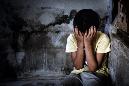 Condamnat la 15 ani de inchisoare, pentru ca si-a abuzat sexual fiul vitreg de doar 5 ani. Barbatul locuia in casa cu iubita si cei trei copii ai ei