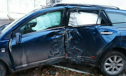 Doi tineri au ajuns la spital, dupa ce masina in care se aflau a intrat intr-un copac, la Tiraspol - FOTO Doi tineri au ajuns la spital, dupa ce masina in care se aflau a intrat intr-un copac, la Tiraspol - FOTO