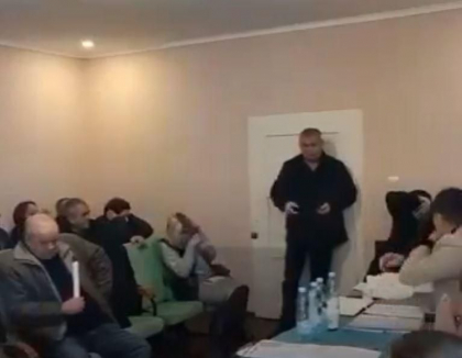 ATENTIE, imagini cu puternic impact emotional. Un vicepresedinte de consiliu local din Ucraina a aruncat cu grenade in timpul unei sedinte. 26 de oameni au fost raniti, 6 sunt in stare grava - VIDEO