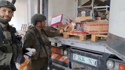 Imagini postate online arata soldati israelieni care dau foc la alimente, vandalizeaza si jefuiesc case din Gaza. Reactia IDF (CNN)