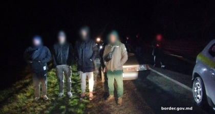 Un barbat, prins la Edinet in timp ce transporta ilegal patru cetateni ucraineni. Strainii urmau sa achite cate 5000 dolari pentru intrarea in tara noastra - FOTO Un barbat, prins la Edinet in timp ce transporta ilegal patru cetateni ucraineni. Strainii urmau sa achite cate 5000 dolari pentru intrarea in tara noastra - FOTO