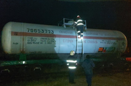 Interventie de urgenta, la Basarabeasca. O scurgere de gaz lichefiat, depistata la vagonul-cisterna al unui tren din Ucraina - GALERIE FOTO