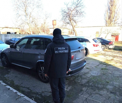 Un moldovean a incercat sa intre in tara cu un BMW dat in cautare prin Interpol, la vama Cahul. Ce a spus barbatul politistilor de frontiera 