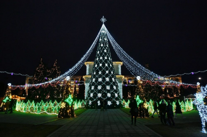 Locuitorii si oaspetii capitalei - invitati in PMAN pe 23 decembrie pentru a inaugura bradul de Craciun. Programul evenimentelor organizate cu ocazia sarbatorilor de iarna - anuntat de primarie