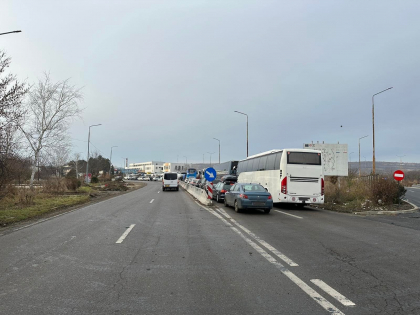 S-au format ambuteiaje la iesirea din tara, la vama Leuseni - Albita. Motivul invocat de Politia de Frontiera S-au format ambuteiaje la iesirea din tara, la vama Leuseni - Albita. Motivul invocat de Politia de Frontiera