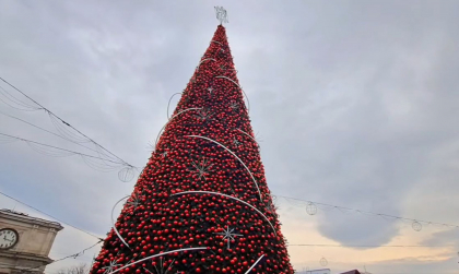 Start sarbatorilor de iarna! Pomul de Craciun - inaugurat in PMAN. Zeci de oameni s-au adunat la eveniment - VIDEO
