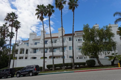 Actorul Charlie Sheen a fost atacat de o vecina. Aceasta ar fi incercat sa il sugrume in apartamentul acestuia
Actorul Charlie Sheen a fost atacat de o vecina. Aceasta ar fi incercat sa il sugrume in apartamentul acestuia