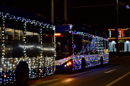 Sarbatoare „pe roti”. Mai multe troleibuze vor fi impodobite cu luminite si vor circula pe strazile din capitala, incepand de astazi - FOTO