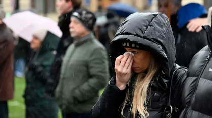 Cehia comemoreaza victimele atacului armat din Praga. In ciuda conditiilor meteorologice vitrege, numeroase persoane au adus un ultim omagiu