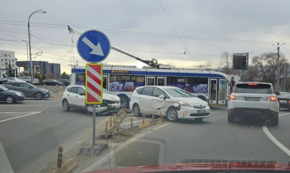 Accident la un sens giratoriu din capitala. Ce spune politia - FOTO