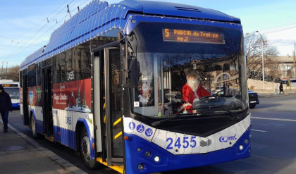 La munca, in costum de Mos Craciun. Cum a fost surprins soferul unui troleibuz, pe strazile capitalei 