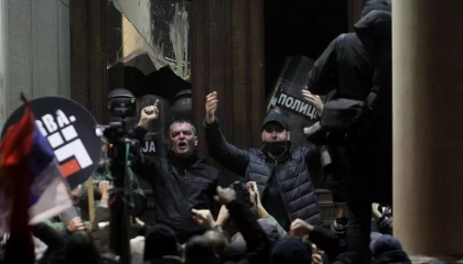 Proteste violente in Belgrad. Sarbii au asediat primaria cerand anularea alegerilor. Opt politisti raniti si zeci de arestari - VIDEO