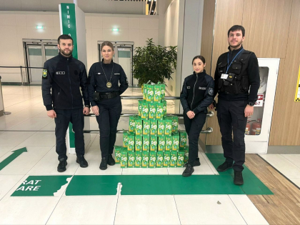 Copiii care au aterizat de Craciun pe Aeroportul International Chisinau au primit cadouri. Politistii de frontiera l-au ajutat pe Mos Craciun - FOTO