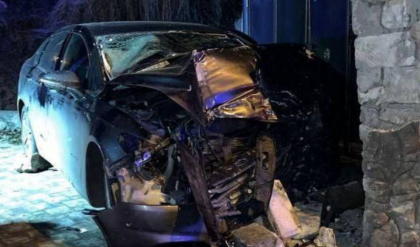 Tragedie la Durlesti. Un barbat a urcat baut la volan si a ajuns cu masina intr-un gard de piatra. Pasagerul a murit pe loc - FOTO Tragedie la Durlesti. Un barbat a urcat baut la volan si a ajuns cu masina intr-un gard de piatra. Pasagerul a murit pe loc - FOTO