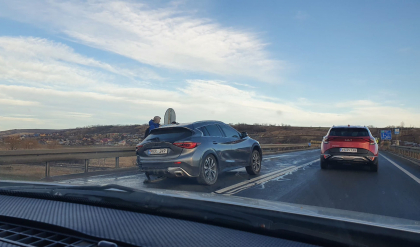 Accident intre doua masini din Moldova, produs in Romania. O tanara de 23 de ani a avut nevoie de ingrijiri medicale - FOTO Accident intre doua masini din Moldova, produs in Romania. O tanara de 23 de ani a avut nevoie de ingrijiri medicale - FOTO