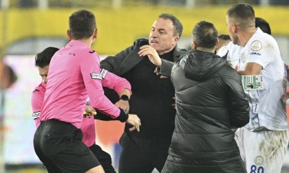 Ce se intampla cu presedintele care a batut arbitrul in Turcia. Faruk Koca a fost arestat saptamana trecuta
Ce se intampla cu presedintele care a batut arbitrul in Turcia. Faruk Koca a fost arestat saptamana trecuta
