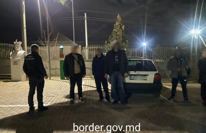 Doi ucraineni, ajunsi ilegal in Moldova si trei calauze, prinsi in zona de frontiera. Urmau sa achite cate 400 de euro pentru a ajunge la Comrat - FOTO