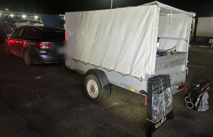 Cu ce si-a umplut remorca un moldovean care se intorcea din Germania. Vamesilor le-a spus ca nu are nimic de declarat - FOTO Cu ce si-a umplut remorca un moldovean care se intorcea din Germania. Vamesilor le-a spus ca nu are nimic de declarat - FOTO