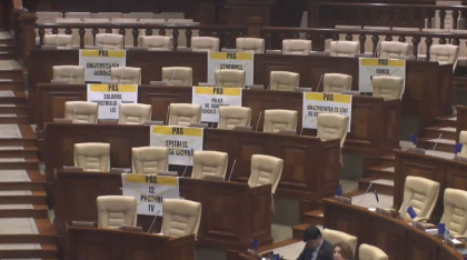 Deputatii BCS boicoteaza sedinta Parlamentului. Acestia au pus pancarte langa fotoliile lor si au plecat: „Aceasta putere a pierdut contactul cu realitatea” - FOTO
