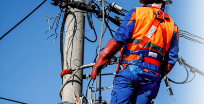 Tragedie la Stefan Voda. Un barbat a murit, in timp ce efectua lucrari la un pilon de electricitate. Consatean: „Era tata a doi copii, iar sotia era insarcinata”