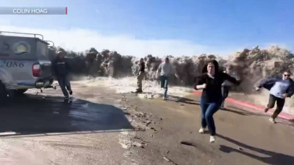 Momentul in care zeci de oameni sunt surprinsi de valuri uriase in California. Voiau sa faca fotografii, in ciuda ordinului de evacuare - VIDEO