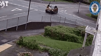 Momentul in care un sofer loveste o biciclista si o arunca prin aer, la Coventry, difuzat de politie cu acordul victimei: „Sper ca soferii care vad aceasta filmare sa fie mai responsabili”