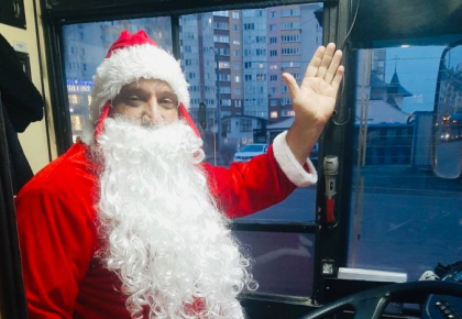 Mos Craciun schimba sania cu reni pe troleibuz, de Revelion. Mai multi soferi care vor circula astazi pe rutele din capitala au imbracat haine de sarbatoare - GALERIE FOTO
