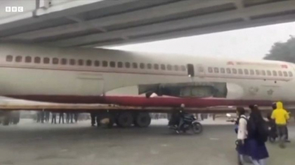 Haos in trafic, dupa ce un sofer din India a vrut „sa strecoare” fuzelajul unui avion pe sub un pod si a ramas blocat - FOTO