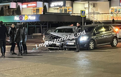 Ghinion de Revelion. Doi soferi si-au facut masinile praf, dupa ce s-au ciocnit violent pe o strada din capitala Ghinion de Revelion. Doi soferi si-au facut masinile praf, dupa ce s-au ciocnit violent pe o strada din capitala