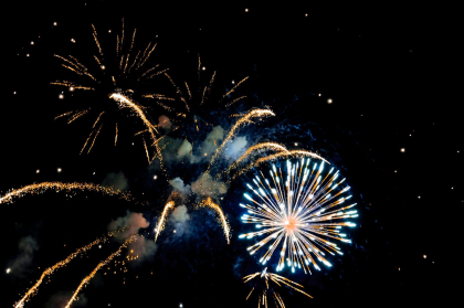 Chiar daca autoritatile au indemnat oamenii sa nu utilizeze articolele pirotehnice, in noaptea dintre ani, capitala a fost zguduita de focuri de artificii - VIDEO Chiar daca autoritatile au indemnat oamenii sa nu utilizeze articolele pirotehnice, in noaptea dintre ani, capitala a fost zguduita de focuri de artificii - VIDEO