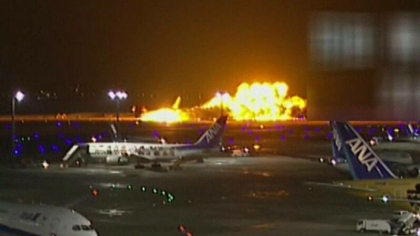 Momentul in care a luat foc avionul cu aproape 400 de oameni la bord, dupa ce s-a ciocnit alta aeronava la aterizare - VIDEO