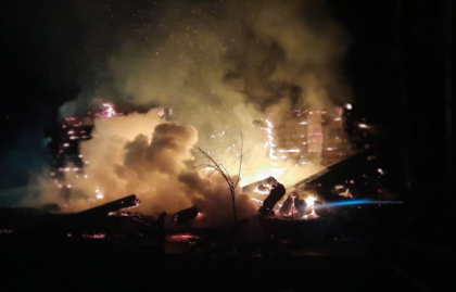 Incendiu puternic la Calarasi. O casa din lemn, mistuita de flacari. Patru echipaje de pompieri au intervenit - FOTO Incendiu puternic la Calarasi. O casa din lemn, mistuita de flacari. Patru echipaje de pompieri au intervenit - FOTO