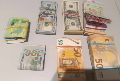 Monede, ceasuri si valuta nedeclarata, ridicate de la trei cetateni straini pe Aeroportul International Chisinau - FOTO